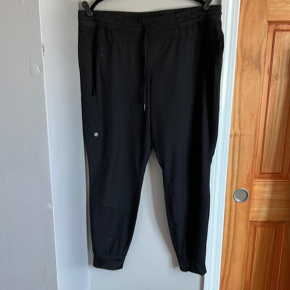 BarcoOne scrub joggers